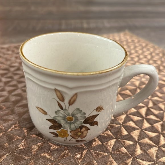 Set of Four Vintage Mugs - Picture 9 of 13